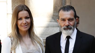 El actor Antonio Banderas acompañado por su novia, Nicole Kimpel.