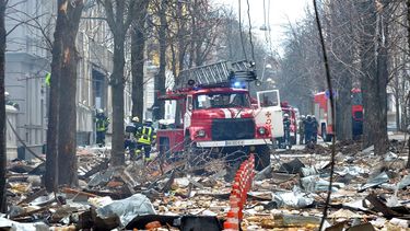 Los bomberos trabajan para contener un incendio en el complejo de edificios que alberga el servicio de seguridad SBU regional de Kharkiv y la policía regional, presuntamente alcanzados durante el reciente bombardeo de Rusia, en Kharkiv el 2 de marzo de 2022.