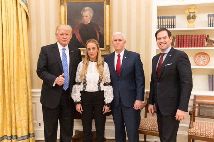 Foto de Archivo. El presidente de los EEUU, Donald Trump, acompañado de Lilian Tintori (2i), el vicepresidente Mike Pence (2d), y el senador por Florida Marco Rubio.