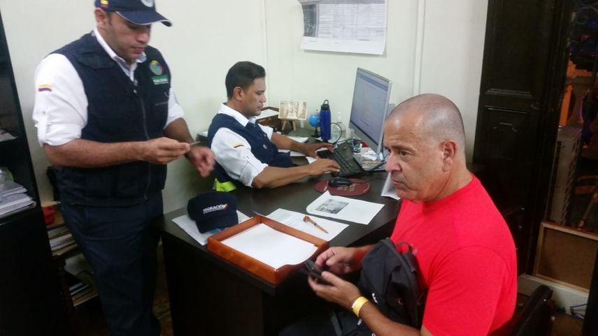 Glen Wayne Starr (der.), ciudadano estadounidense de 52 años, detenido en Colombia bajo una circular roja de Interpol por delito de estafa.