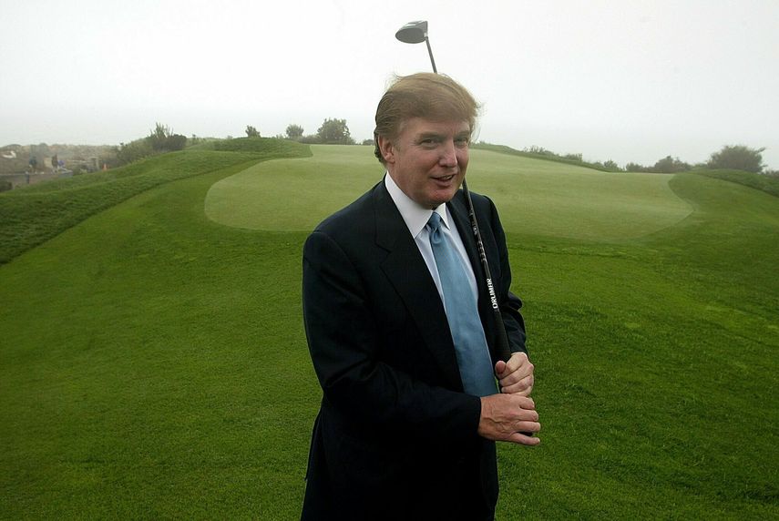 En esta fotografía de archivo del sábado 9 de noviembre de 2002, el entonces empresario inmobiliario Donald Trump sostiene un bastón en el 11mo Green del Club de Golf Ocean Trails que había adquirido en Rancho Palos Verdes, California.&nbsp;