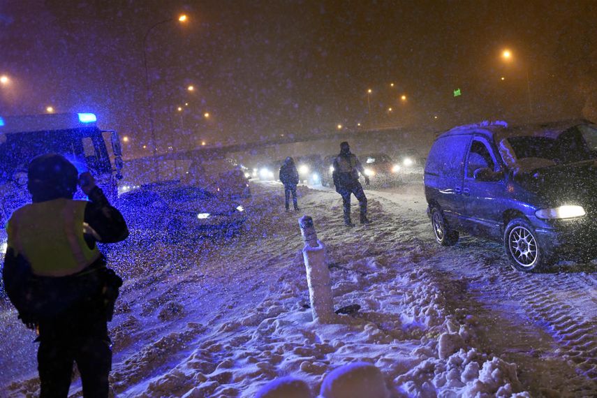 La policía y los bomberos ayudan a los vehículos atascados en la carretera de circunvalación M30 en Madrid debido a una fuerte tormenta de nieve el 8 de enero de 2021. Hoy en día, fuertes nevadas cayeron en gran parte de España, dejando enormes áreas cubiertas de blanco cuando la tormenta Filomena trajo un clima invernal no visto en décadas. la península ibérica. La intensa nieve cortó las dos circunvalaciones de Madrid, la M30 y la M40, y se declaró una alerta roja en el centro de la ciudad, donde la policía luchaba por ayudar a las personas varadas en los vehículos.