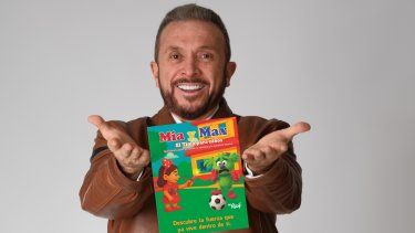El Dr. Roch junto a su libro Mía y Max. El Timo para niños.