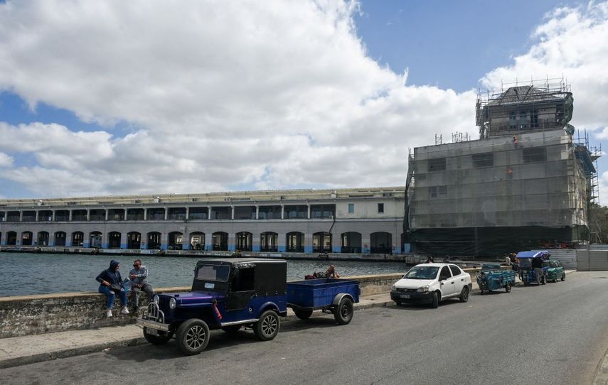 Personas se ven afuera de la Terminal de Cruceros de La Habana el 23 de febrero de 2026.