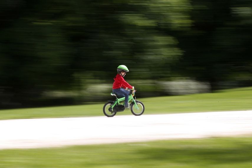 Un ni&ntilde;o anda en bici en un parque reci&eacute;n abierto despu&eacute;s de varias semanas cerrado debido a la cuarentena por el coronavirus, el 4 de mayo de 2020 en Mil&aacute;n, Italia.&nbsp;