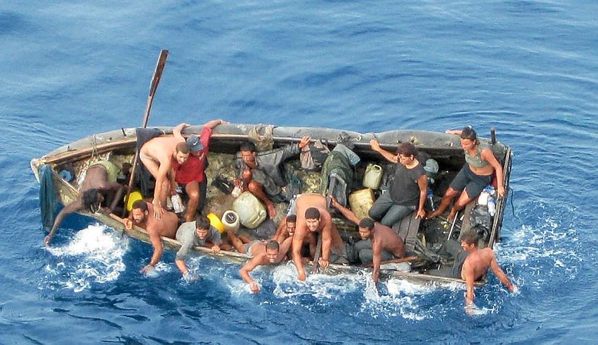 Los cubanos viajaban en dos precarias embarcaciones construidas con material de bambú, una de las cuales zozobró y la otra fue auxiliada, informó Senan (ARCHIVO) 