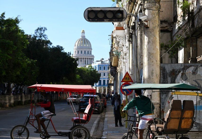 Un semáforo apagado después de un corte de energía en La Habana el 4 de diciembre de 2024.