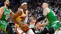 El alero del Miami Heat Jimmy Butler (22) empuja hacia la canasta entre el escolta de los Boston Celtics Derrick White (9) y el centro Daniel Theis (27) durante la segunda mitad del Juego 1 de una serie de playoffs de la final de la Conferencia Este de baloncesto de la NBA