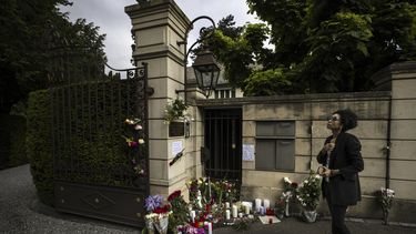 Jerika Seiler mira hacia la puerta de la villa de la cantante y actriz de teatro Tina Turner en Küsnacht, Suiza, el jueves 25 de mayo de 2023.