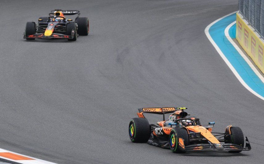 El británico Lando Norris (McLaren) corre por delante del holandés Max Verstappen (Red Bull) durante la carrera esprint del GP de Miami, el 3 de mayo de 2025.