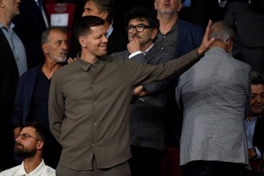 El nuevo portero del Barcelona, el polaco Wojciech Szczesny, es retratado antes del partido de fútbol de la jornada 2 de la fase de liga de la UEFA Champions League entre el FC Barcelona y el Young Boys en el Estadi Olimpic Lluis Companys en Barcelona el 1 de octubre de 2024.  El nuevo portero del Barcelona, el polaco Wojciech Szczesny, es retratado antes del partido de fútbol de la jornada 2 de la fase de liga de la UEFA Champions League entre el FC Barcelona y el Young Boys en el Estadi Olimpic Lluis Companys en Barcelona el 1 de octubre de 2024.