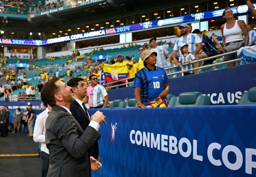 Alejandro Domínguez, presidente de la CONMEBOL, mira hacia las tribunas antes del choque de la final de la Copa América entre Argentina y Colombia, el 14 de julio de 2024.