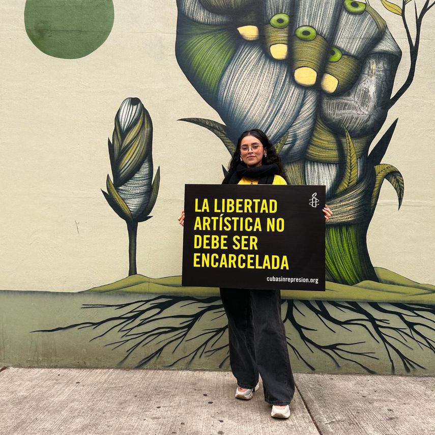 Condenan a la activista Aniette González García publicar en Facebook fotografías en las que se le ve envuelta con la bandera de Cuba