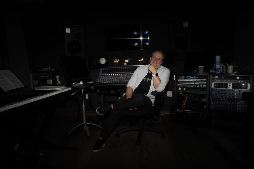 El productor colombiano Julio Reyes Copello posa durante una entrevista en su estudio de grabaci&oacute;n en Miami el martes 25 de febrero del 2020.&nbsp;