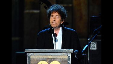 En esta fotografía de archivo del 6 de febrero de 2015 Bob Dylan recibe el premio MusiCares Persona del año 2015 en la ceremonia en Los Angeles.