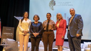 Maureen Porras, vicealcaldesa de Doral, la alfuacil Rosie Cordero-Stutz, Mari Tere Rojas, presidenta de la Junta escolar de Miami-Dade, e Isidoro López, director de la Cámara de Comercio de Mujeres en Estados Unidos.