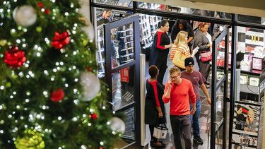 Las grandes cadenas de tiendas y centro comerciales anuncian cierres y horarios especiales en Nochebuena y Navidad.
