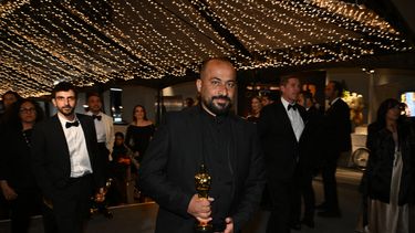 El cineasta palestino Hamdan Ballal sostiene su Óscar a Mejor mocumental por No Other Land durante la 97.ª edición de los Premios Óscar, celebrada en el Dolby Theatre de Hollywood, California, el 2 de marzo de 2025.