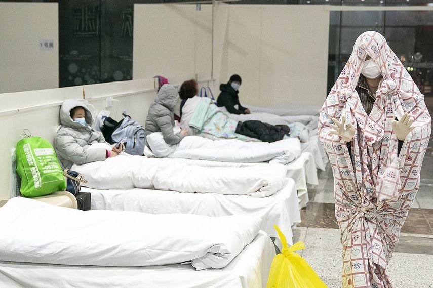 Foto tomada el 5 de Febrero de 2020, muestra a pacientes hospitalizados en el nuevo centro equipado para recibir pacientes afectados por el coronavirus en Wuhan, China