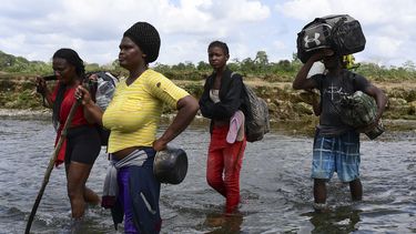 Los migrantes de Haití y varios países africanos permanecen varados en la frontera entre Panamá y Colombia.&nbsp;