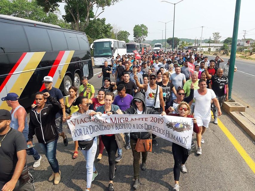 Cientos de cubanos emprenden viacrucis migrante desde el sureste