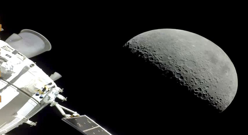 La cápsula Orion de la NASA pasa sobre la Luna el lunes 5 de diciembre de 2022. 