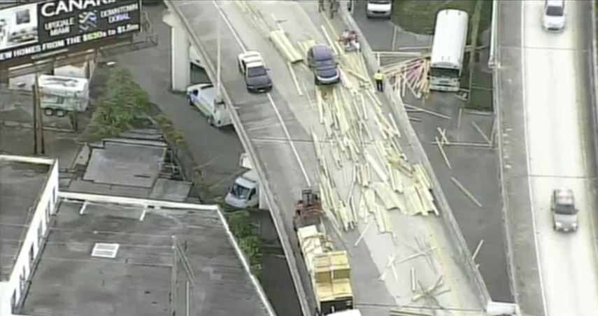 Las autoridades trabajan en la limpieza de la vía.&nbsp;