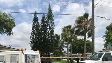 Las imágenes aéreas mostraban a varios agentes de policía frente a una casa, rodeada por una cinta amarilla.