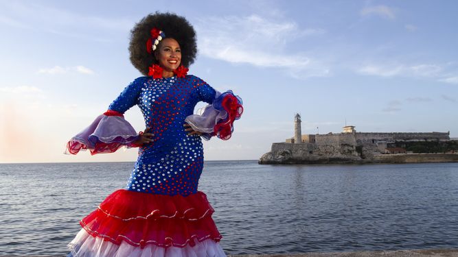 La cantante Aymée Nuviola posa en el icónico malecón de La Habana.&nbsp;