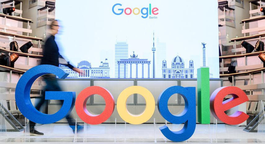 Un empleado camina junto al logotipo de la multinacional estadounidense Google.&nbsp;