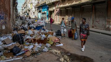 La basura se acumula en las aceras de La Habana, Cuba, el martes 24 de septiembre de 2024.