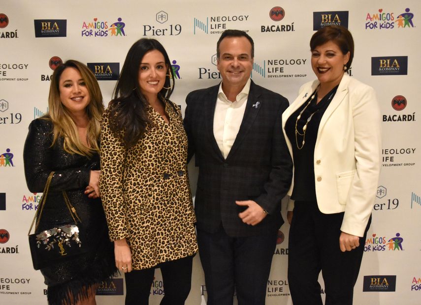 Lissette Calder&oacute;n, Nicole Valls, Jorge Placencia, presidente de Rep&uacute;blica, y Karina Pavone.