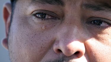 Wilson Garcia, sobreviviente de un tiroteo masivo, llora mientras habla de su esposa y su hijo, asesinados en la balacera del viernes, el domingo 30 de abril de 2023, durante una vigilia por su hijo en Cleveland, Texas.
