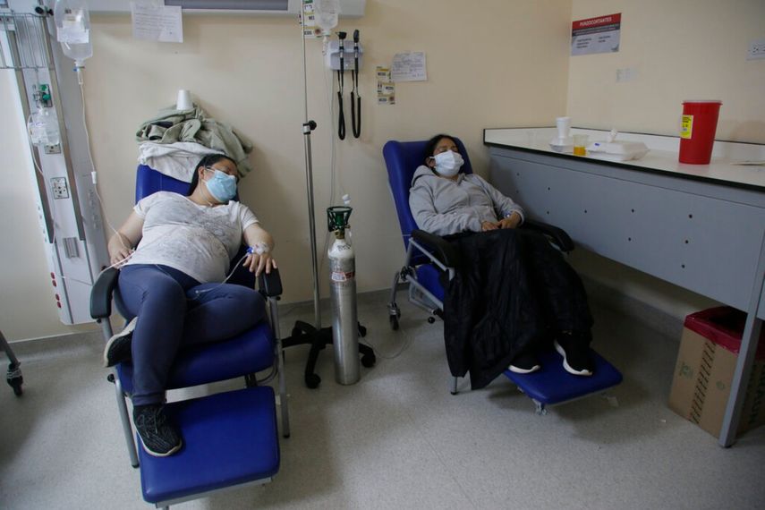 Pacientes de COVID-19 al lado del oxígeno en la sala de consulta en el Hospital del Seguro Social en Quito, Ecuador, el jueves 22 de abril de 2021.