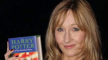 En esta fotografía de archivo del 15 de julio de 2005 J.K. Rowling con una copia de su libro Harry Potter and the Half-Blood Prince en el Castillo de Edimburgo, en Escocia. Nueva plataforma Max promete serie de la novela.
