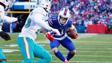 El receptor abierto de los Buffalo Bills, Cole Beasley (11), conduce hacia la zona de anotación en su touchdown durante la segunda mitad de un partido de fútbol americano de playoffs de comodín de la NFL contra los Miami Dolphins, el domingo 15 de enero de 2023, en Orchard Park, Nueva York&nbsp;
