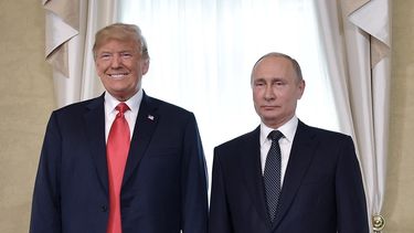 &nbsp;Los presidentes de EEUU Donald&nbsp;Trump&nbsp; y de Rusia Vladímir Putin posan durante su primera cumbre formal celebrada en el Palacio Presidencial de Helsinki, Finlandia, hoy, 16 de julio de 2018.&nbsp; 
