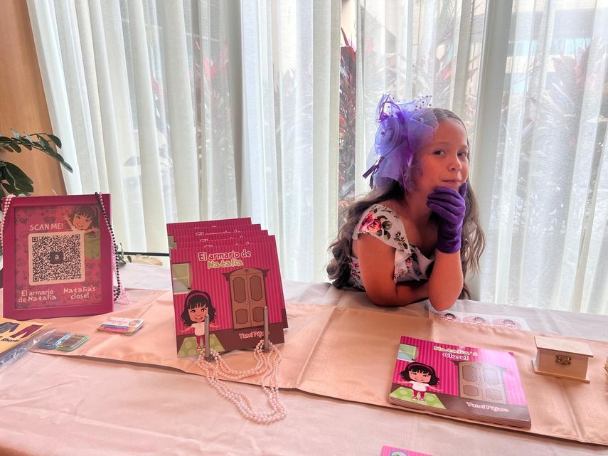 La artista de 10 años Natalia García presenta El armario de Natalia, un libro didáctico que contrarresta la hipersexualuzación infantil en el vestuario.