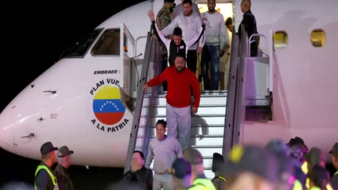 Migrantes venezolanos deportados de Estados Unidos llegan al aeropuerto internacional Simón Bolívar en Maiquetía, Venezuela, el 10 de febrero de 2025