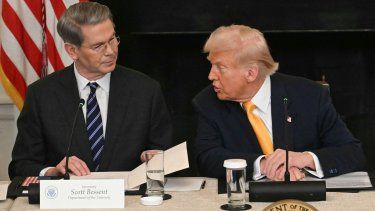 El secretario del Tesoro Scott Bessent dialoga con el presidente Donald J. Trump.