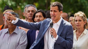 El opositor Juan Guaidó (cen.),&nbsp;presidente de la Asamblea Nacional de Venezuela, participa en una concentración en Caracas para denunciar la ilegitimidad de Nicolás Maduro.