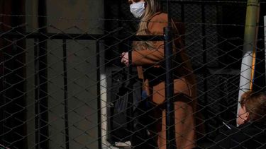 La expresidenta interina de Bolivia, Jeanine Áñez, camina hacia su sentencia en la cárcel de mujeres de Miraflores, en La Paz, Bolivia.