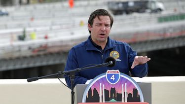 El gobernador de Florida Ron DeSantis habla en conferencia de prensa en Orlando, Florida.