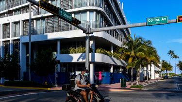 Un hombre usa una máscarilla mientras circula en su motocicleta por Ocean Drive en South Beach, en Miami, en medio de temores sobre la propagación del nuevo coronavirus (COVID-19), el 31 de marzo de 2020. 
