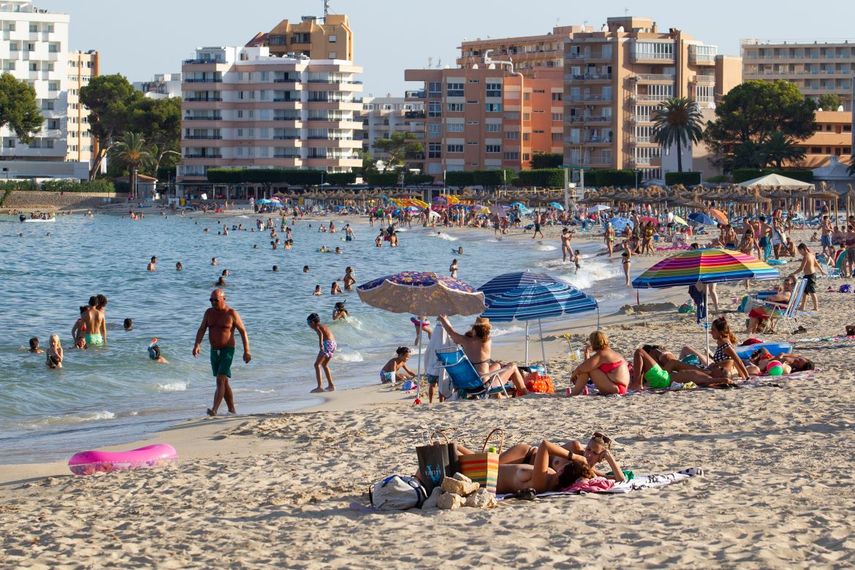 Turistas toman sol en la playa de Palmanova en la isla de Mallorca, Espa&ntilde;a, el 27 de julio de 2020.