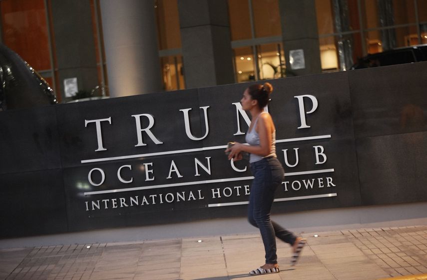 Una mujer camina frente al Hotel&nbsp;Trump&nbsp;Ocean Club hoy, en Ciudad de&nbsp;Panamá.