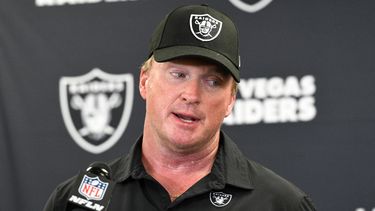 El entrenador Jon Gruden estaba en su cuarto curso de un contrato de 10 años y $100 millones con los Raiders de Las Vegas