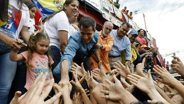 Juan Guaid&oacute;, presidente encargado de Venezuela, saluda a sus partidarios durante una visita al estado Barinas, el 1 de junio de 2019.