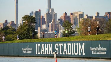 &nbsp;Varios corredores participan en una carrera en Randalls Island, en la Ciudad de Nueva York. El alcalde de la ciudad de Nueva York, Eric Adams, anunció el lunes 3 de octubre de 2022 que un proyecto de alojamiento temporal de inmigrantes en grandes tiendas de campaña estará en Randall’s Island, que se encuentra entre los distritos de Manhattan, Queens y el Bronx. (AP Foto/John Minchillo, Archivo)
