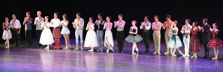 Parte de los bailarines que deleitaron al público con su arte.&nbsp;